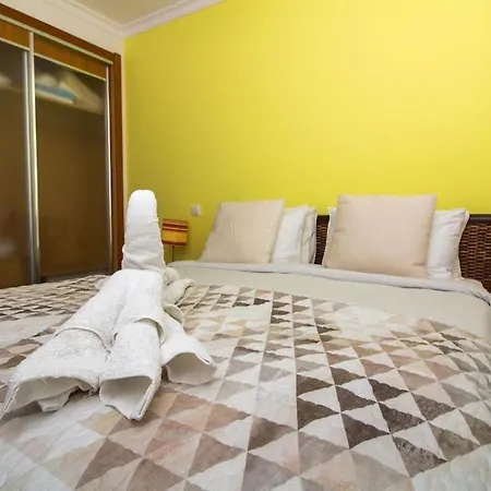 Globe 45 - Location & The Strip דירה