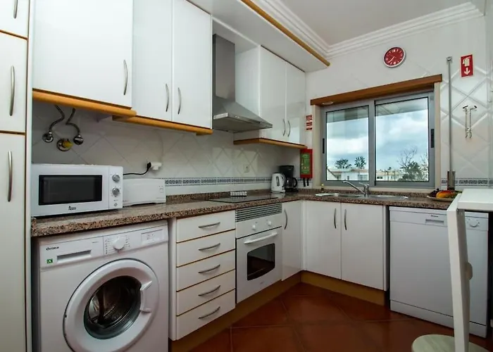 Globe 45 - Location & The Strip אלבופיירה