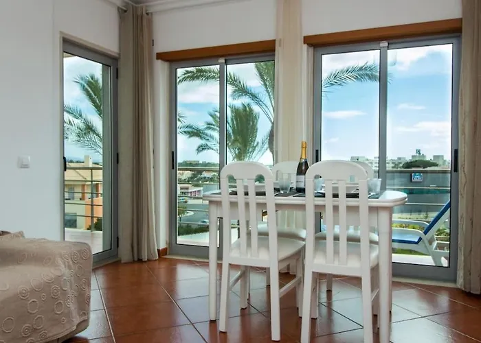 Globe 45 - Location & The Strip * 阿尔布费拉