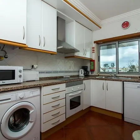 Globe 45 - Location & The Strip Албуфейра